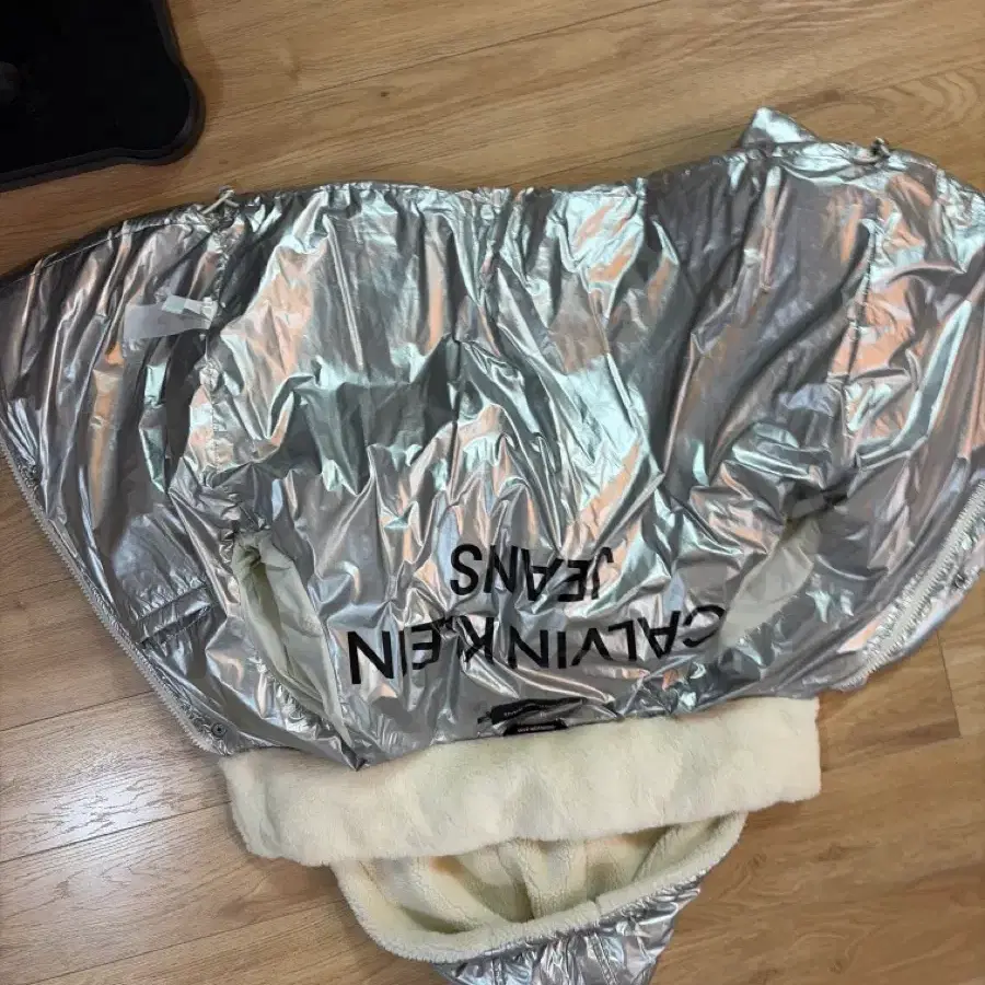 캘빈클라인진스 은색 퍼 안감 숏 패딩