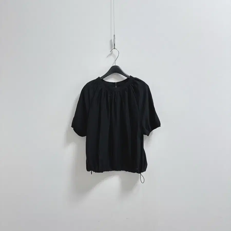 엽페 블랙 셔링 블라우스