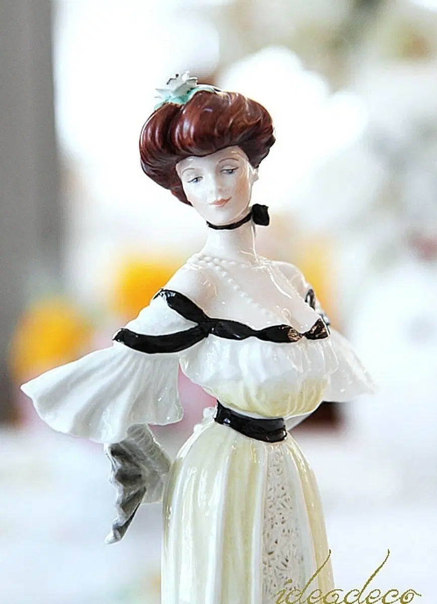빈티지 콜포트 여인 피겨린 Alexandra at the ball