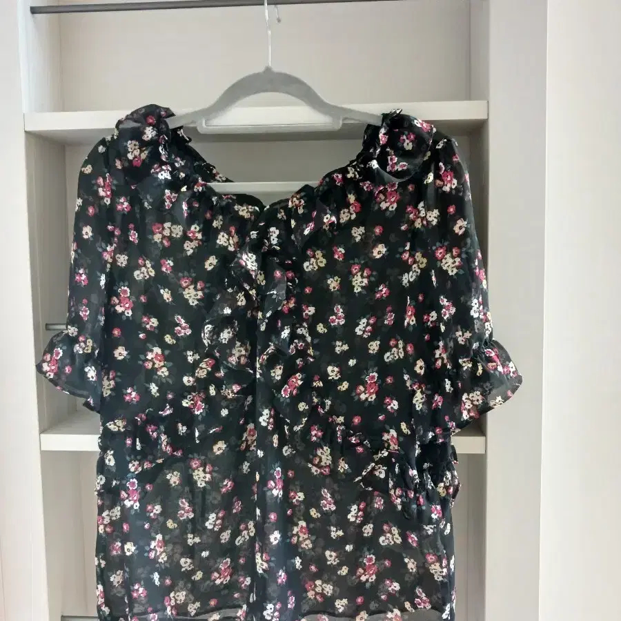 로엠 프릴 블라우스 블랙