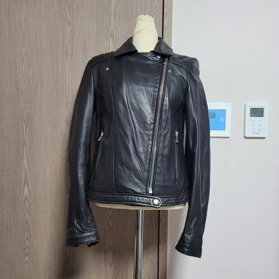 가격제안제품!! 마시모뚜띠 블랙 램레더 재킷