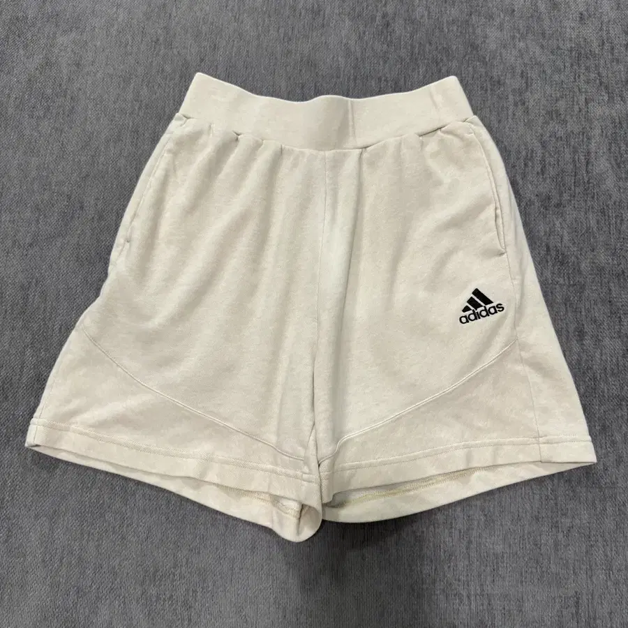 Xs 아디다스  쇼츠 반바지