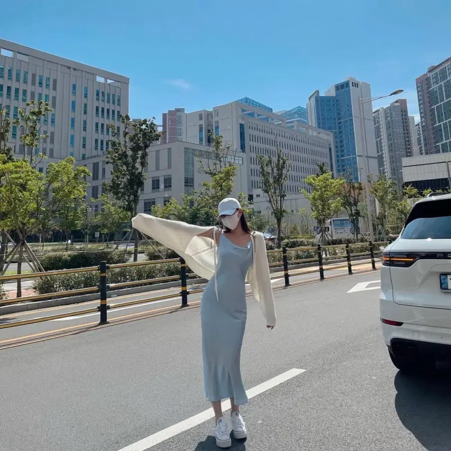 엔뉴엘 진짜 이쁜 실크 새틴 샤틴 소라 원피스 어깨끈 길이조절 콜라병 허얇골넓 예쁜 몸매보정 옷