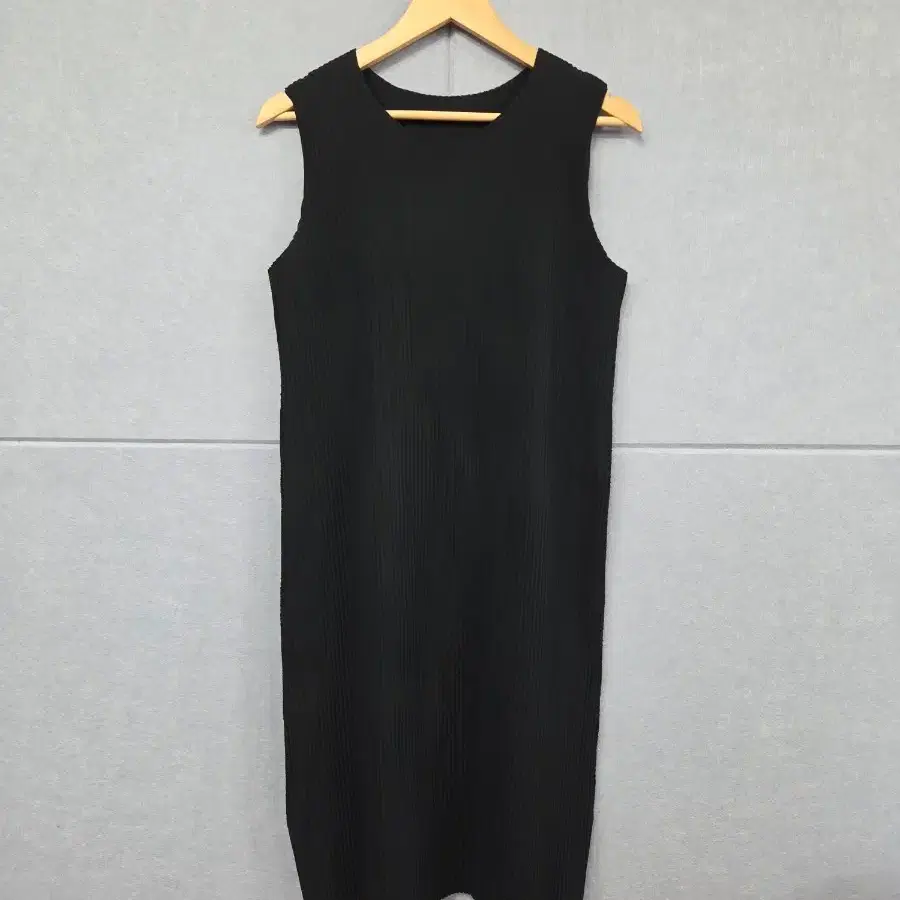 me ISSEY MIYAKE 블랙 플리츠 민소매 원피스