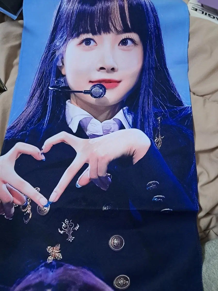 르세라핌 포스터, 슬로건 등 굿즈