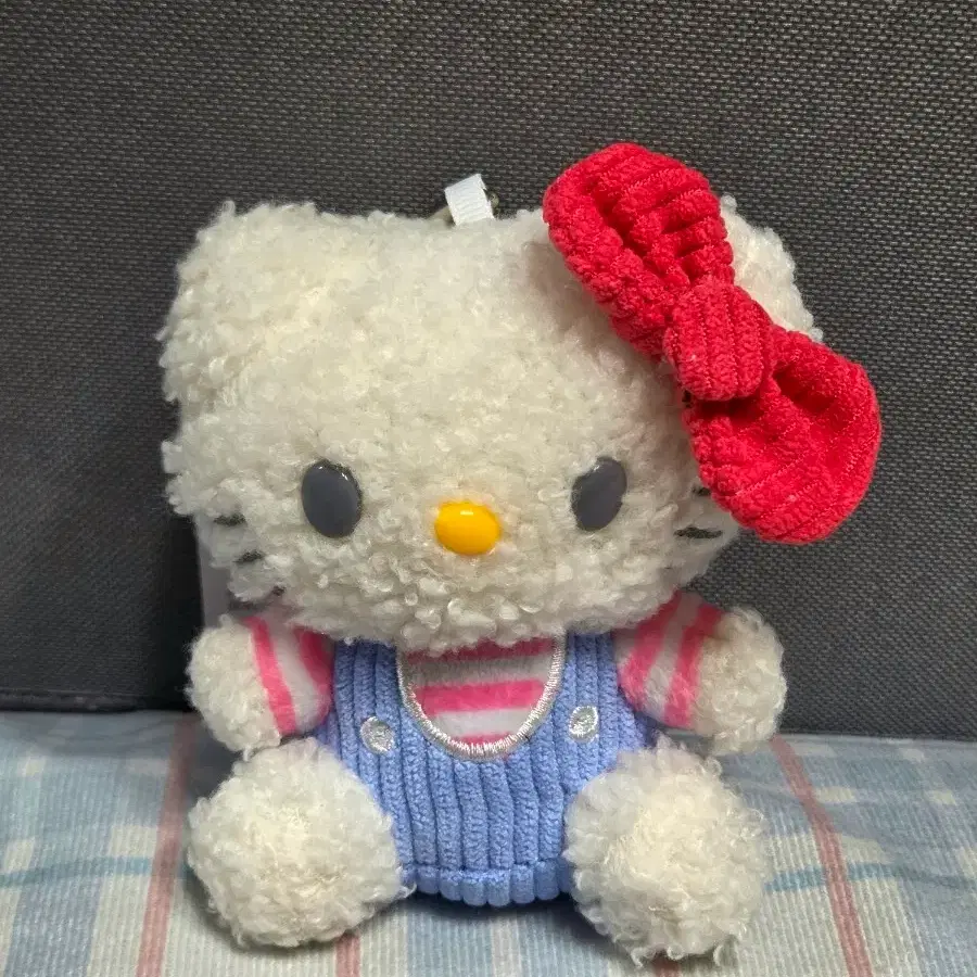 산리오 헬로키티 뽀글이 코듀로이 멜빵바지 마스코트 인형 키링