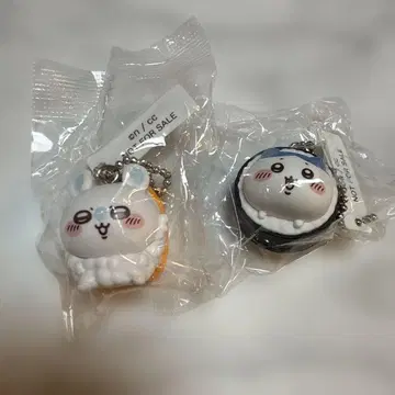 치이카와 쿠라스시 콜라보 하치와레 모몽가 키링 피규어