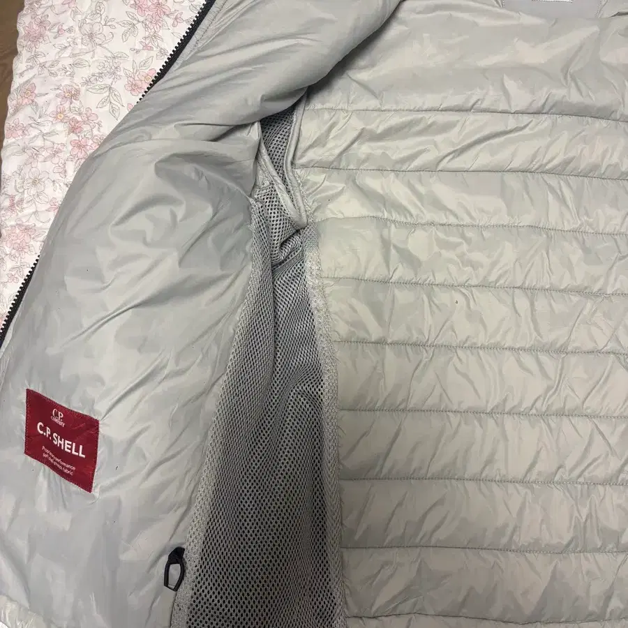 [정품]S급 상태 CP컴퍼니 경량 패딩 C.P.SHELL 라이트 그레이