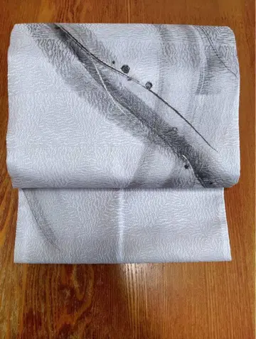 새상품 순수 실크 나고야 오비 작가 작품, 낙관, 금실 명칭 화이트 컬러, 먹 그림 흐르는 듯한 물결 무늬 직조