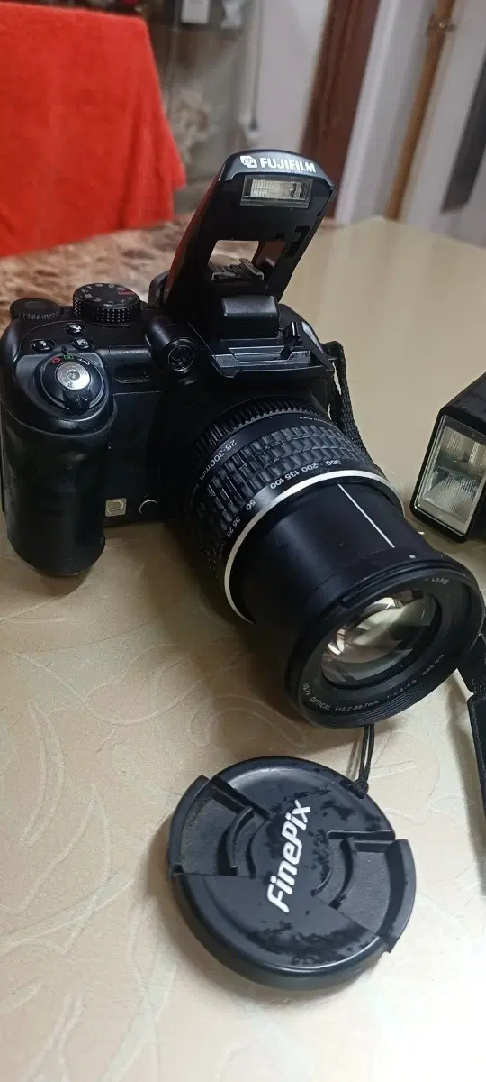 [빈티지/레트로] 후지필름 파인픽스 S9500 하이엔드 카메라 판매 가격: 200000원특유의 빈티지한 색감과 뛰어난 화질로 수집가 및 레트로 디카 입문자들에게 인기가