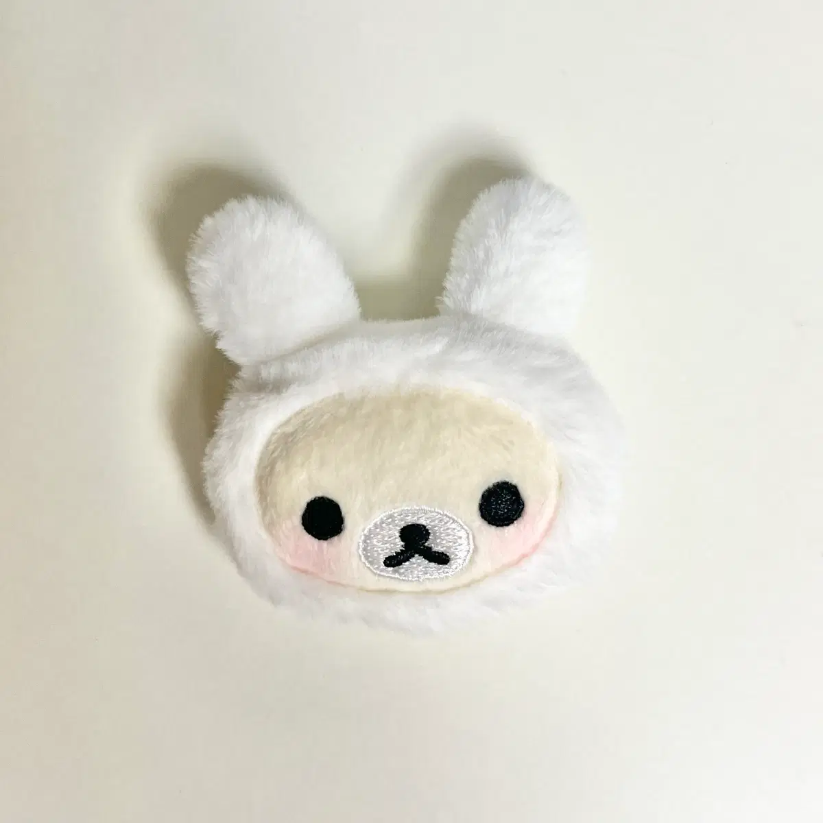 코 리락쿠마 흰색 우사기 뱃지