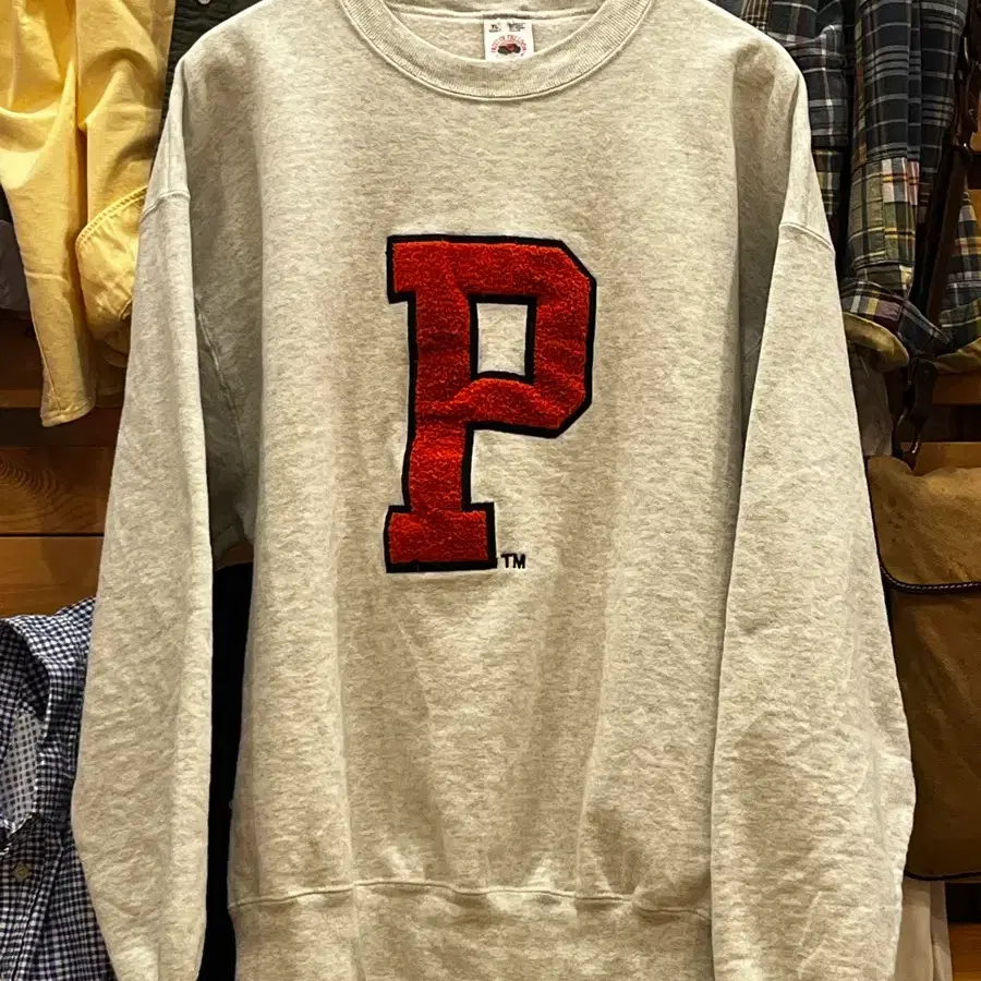 프루트 오브 더 룸 'P' 사닐 패치 헤더 그레이 스웨트셔츠 (Fruit of the Loom 'P' Chenille Patch Heather Gray Sweatshirt)