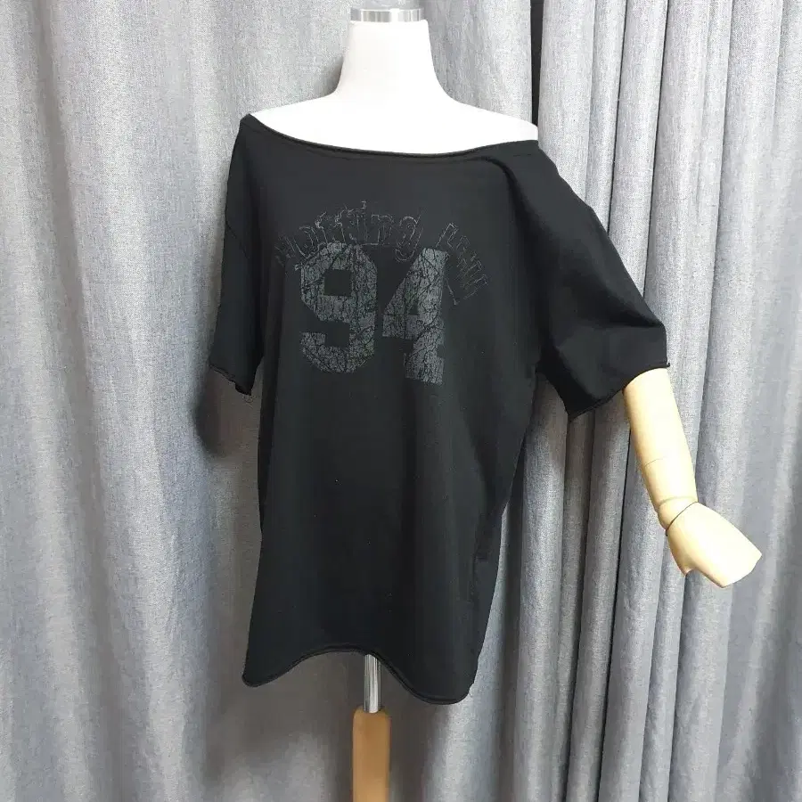 척 오프 보트넥 블랙 티셔츠