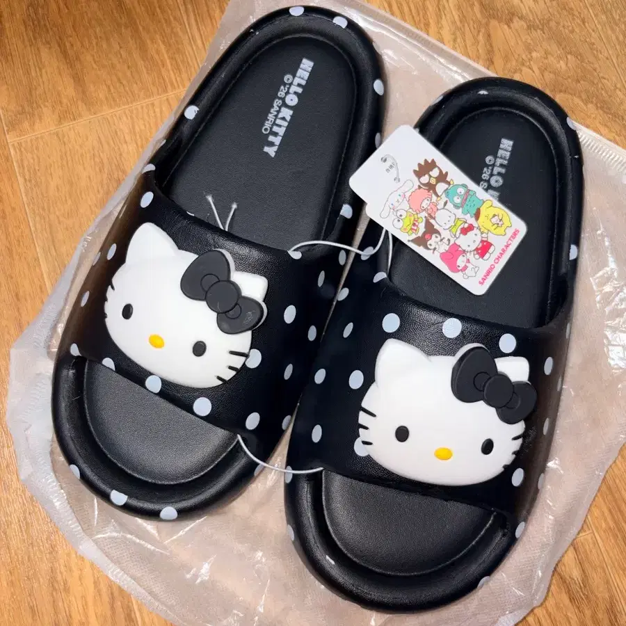 (새상품) 키티 땡땡이 슬리퍼 250