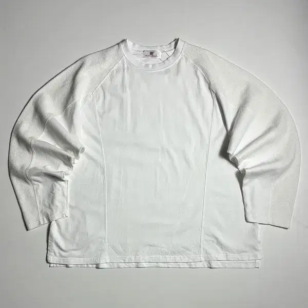 알쉬미스트 컨템포러리 화이트 절개 백 로고 롱 슬리브 R3195
