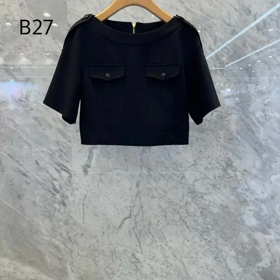 js뉴욕스타일(당일발송)라운드 견장 뒷지퍼 블랙 반팔 블라우스(당일발송)b27