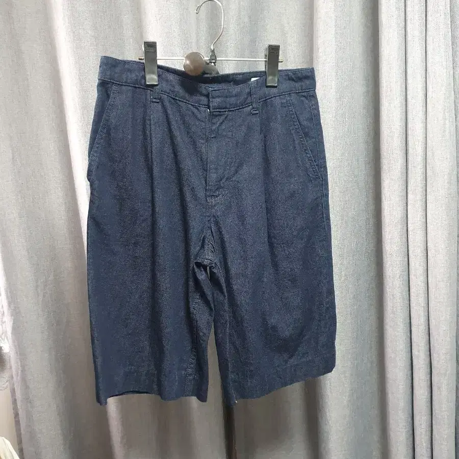 26 자라 버뮤다팬츠