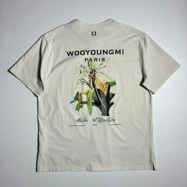 우영미 23FW 플라워 프린트 백로고 반팔 티셔츠 R3201