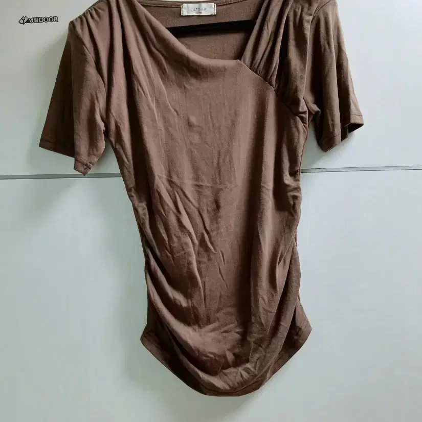 오네갸루 사선 드레이프 티셔츠