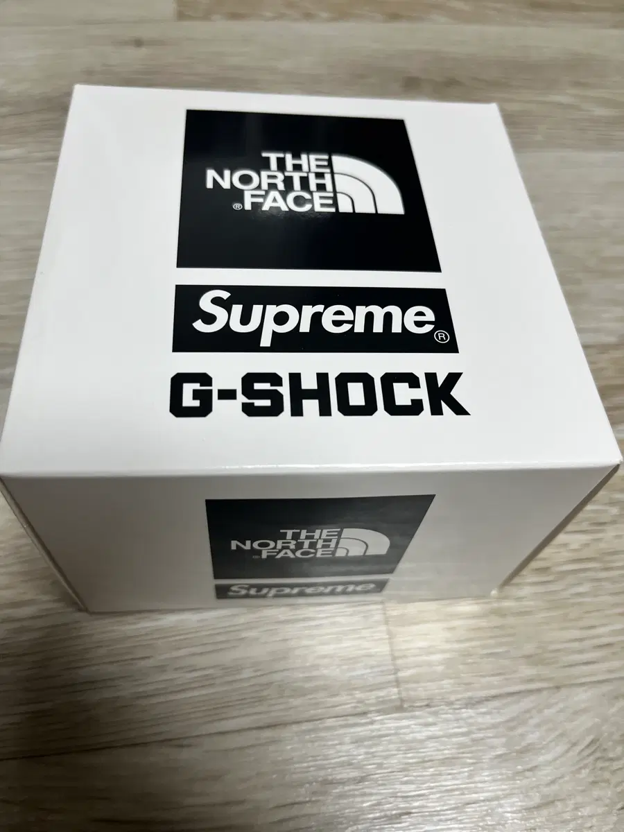 슈프림 X 노스페이스 X G-SHOCK 콜라보 시계 블랙