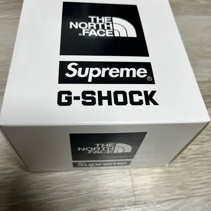 슈프림 X 노스페이스 X G-SHOCK 콜라보 시계 블랙
