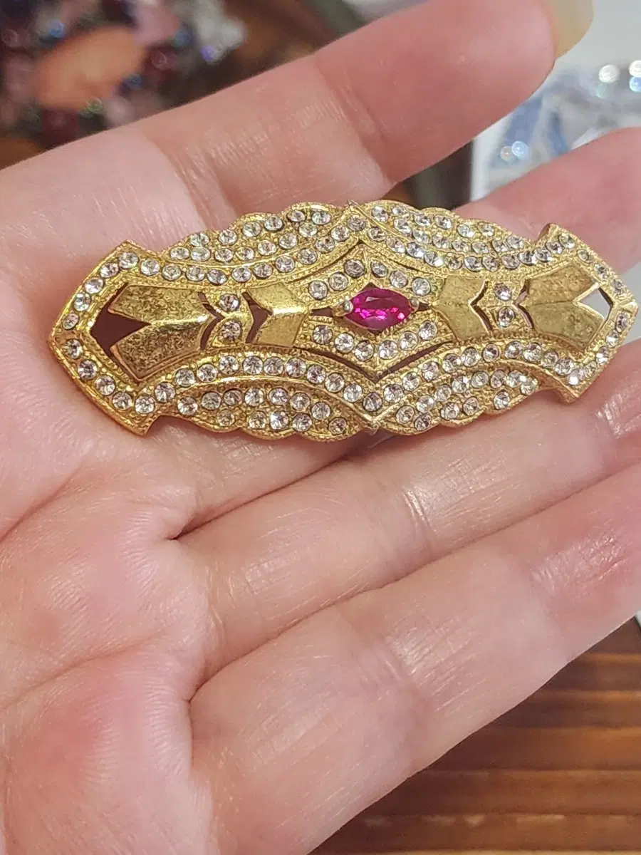 금색 큐빅 장식 브로치