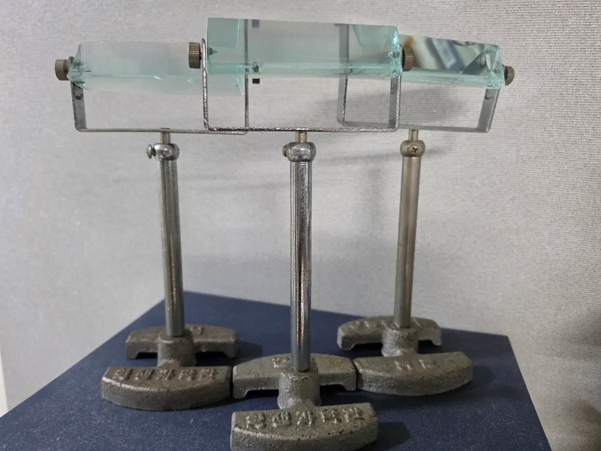 프리즘 3개 국민학교 과학실 교육 유물 골동품 박물관 레트로 빈티지 경남 학생과학관 경상남도