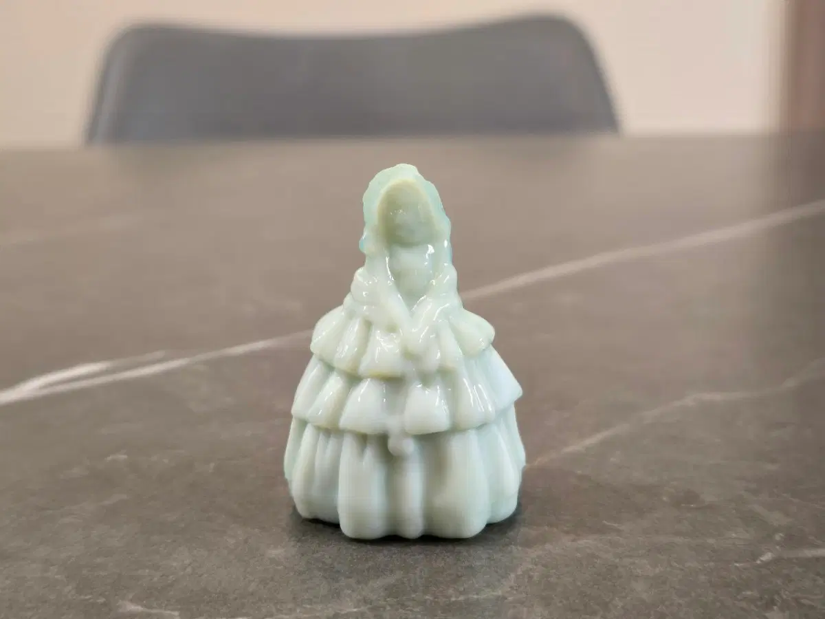 빈티지 보이드 글라스 루이즈 콜로니얼 레이디 피겨린 (Boyd Glass Louise Colonial Lady)