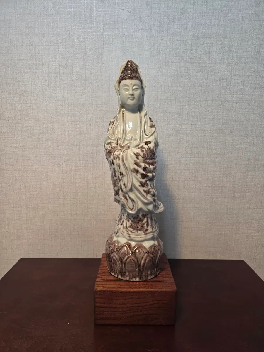 [중국 도자기 불상] 백자 유리홍 연화좌 관세음보살 입상 - 38cm
