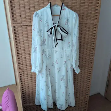 토코 클로젯 배색 라인 보타이 멀티 플라워 원피스입니다.(*^^*)