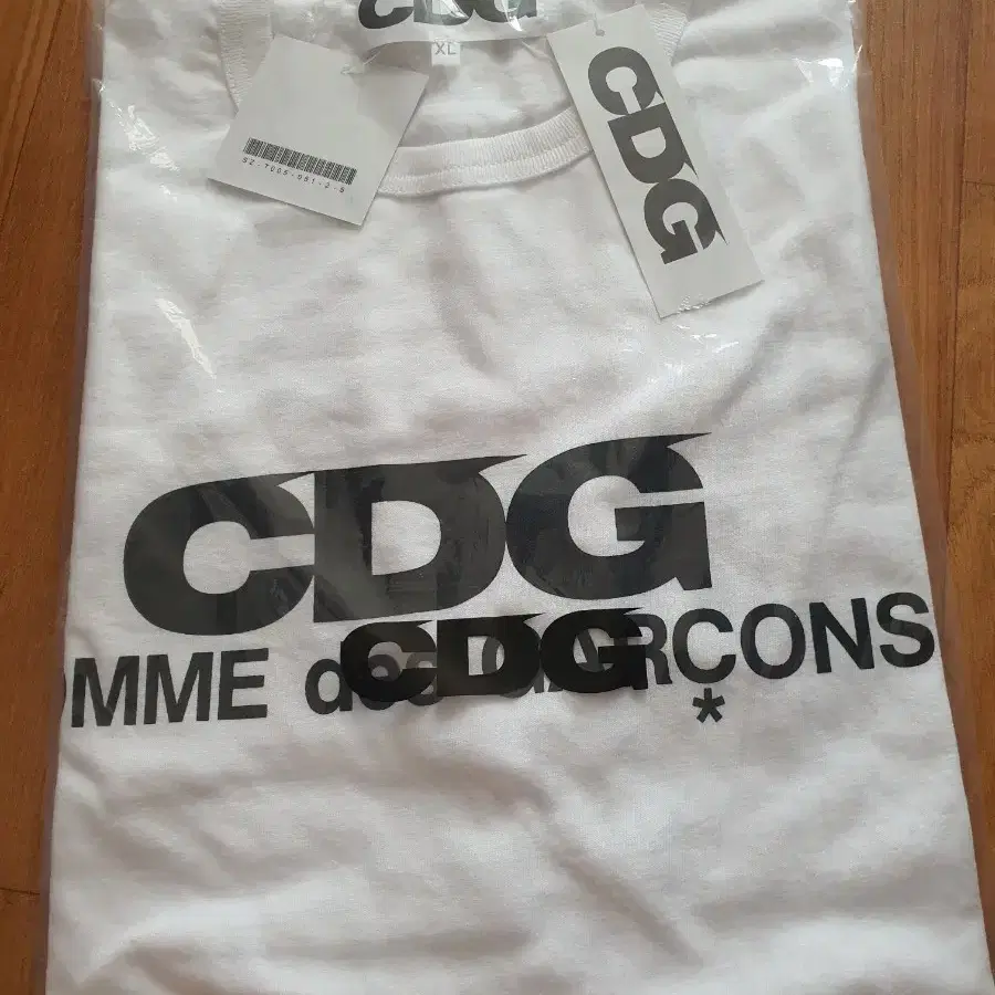 CDG 꼼데가르송 반팔티 XL