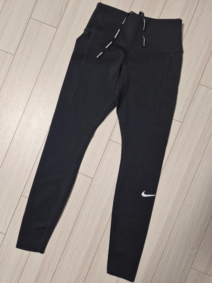 새상품급) 나이키 여성 에픽 럭스 러닝 타이츠(Nike Epic Lux Tights) 블랙 사이즈s집에서 시착만 했어요새상품급 현재 최저가 75,000원 이에요하의/레깅스