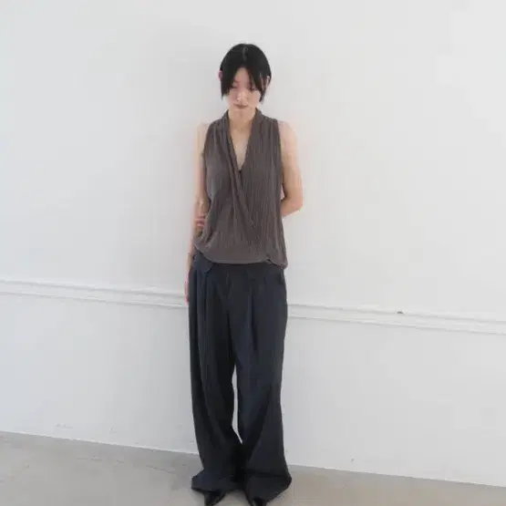 뮤로우 DRAPE HALTER PLEATS TOP