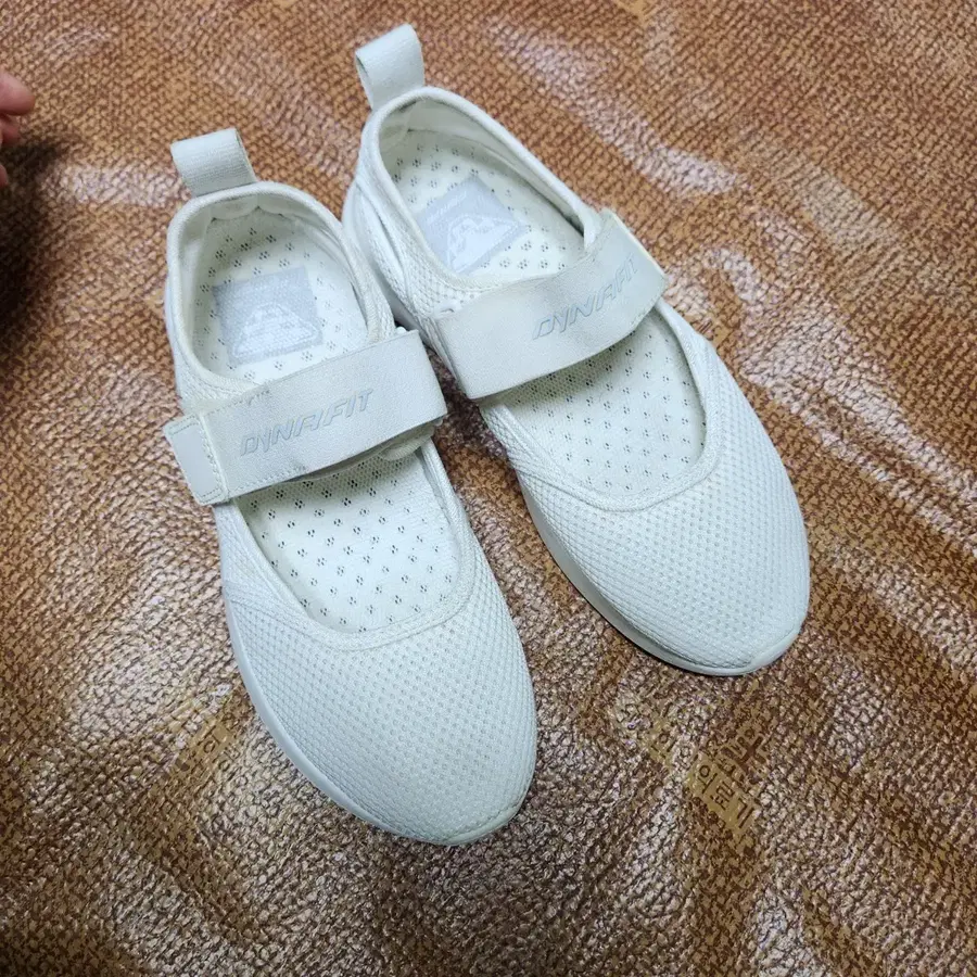 다이나핏 여성 운동화 화이트235