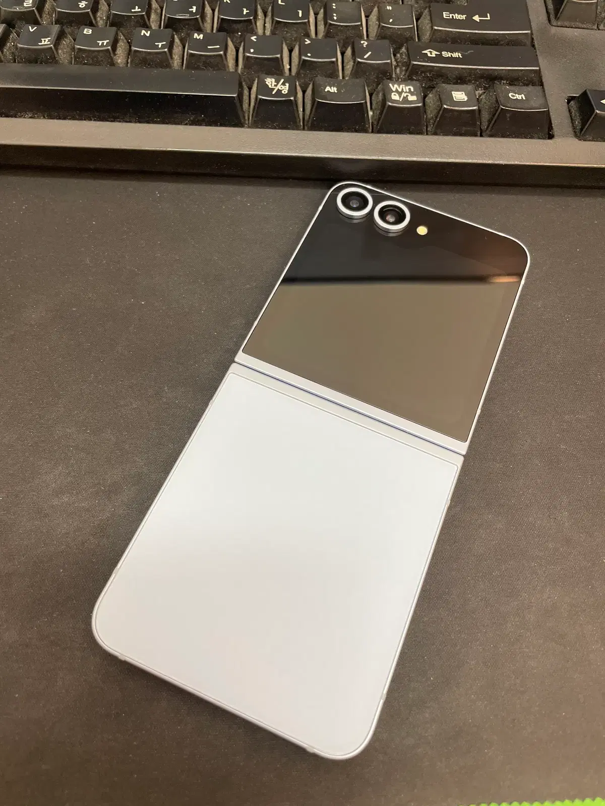 갤럭시Z플립6 블루 256GB 무잔상 상태좋은 중고47만6천팝니다