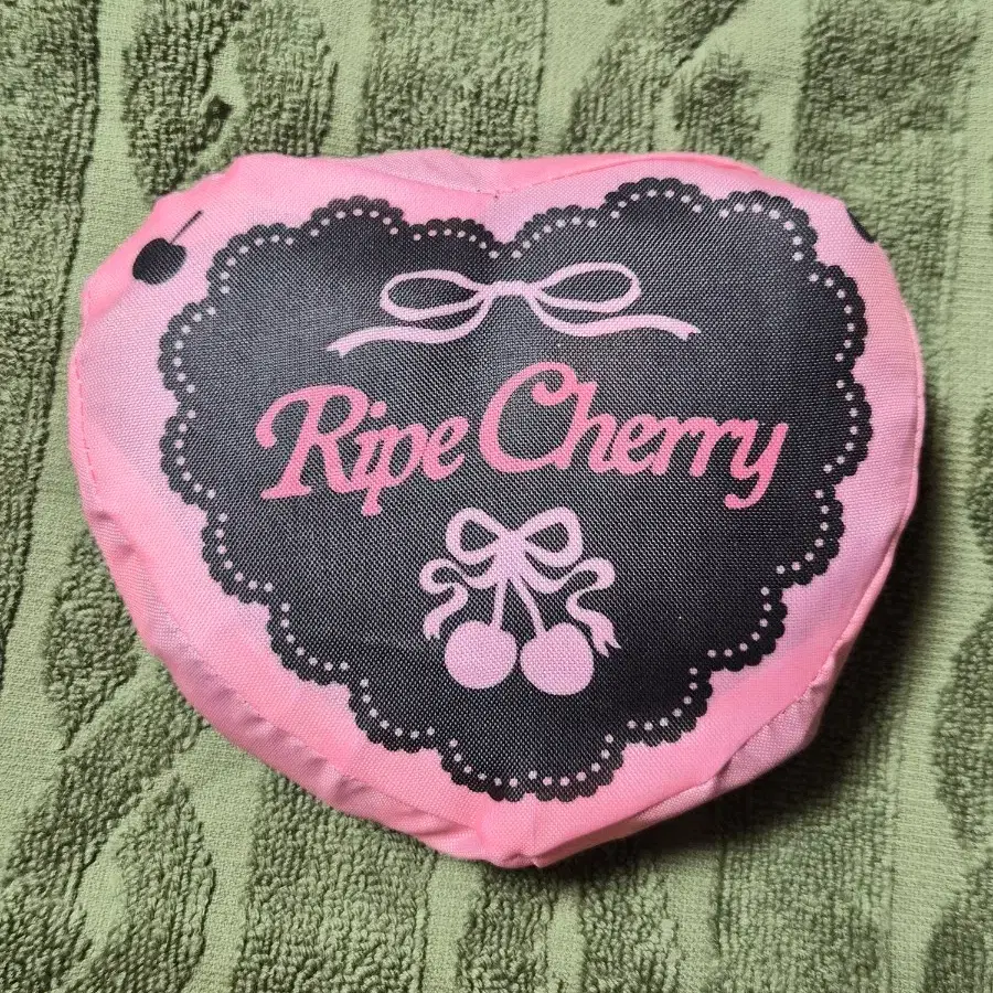 세븐틴 에스쿱스 Ripe Cherry 하트 파우치