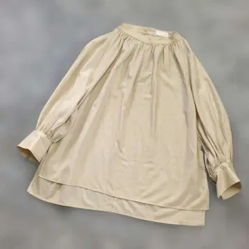 Ballsey 보르지 개더넥 블라우스 크리스탈 코튼 베이지
