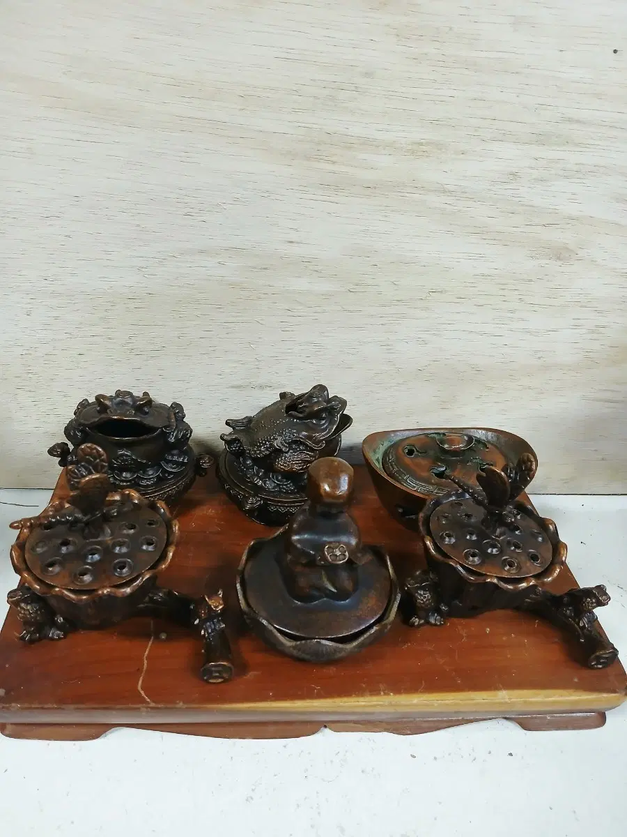브론즈 향로 여섯점 예요