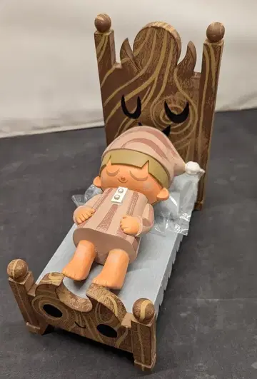 ITOKINPARK x AMANDAVISELL BED MONSTER