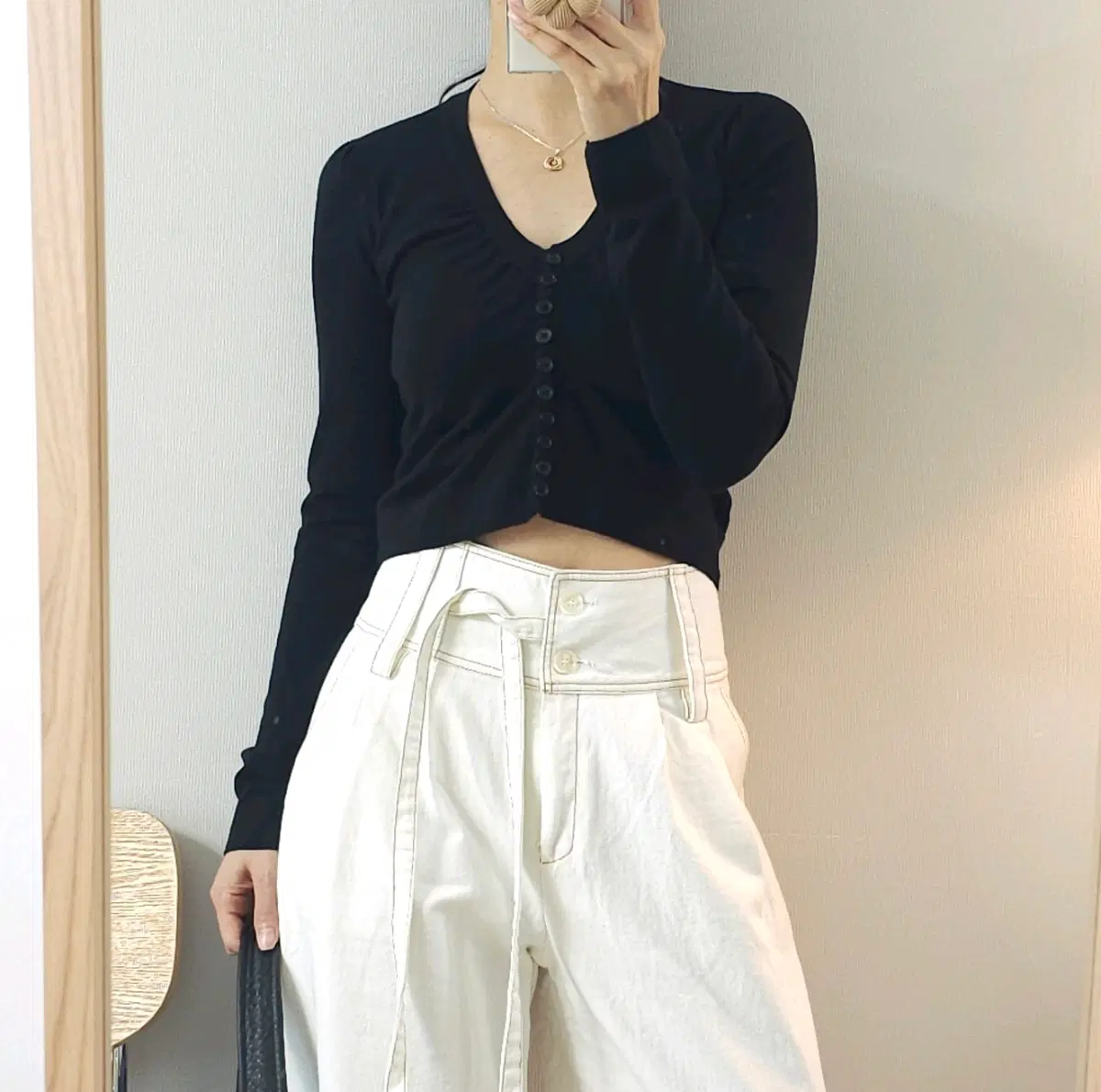 (XS)FOT 여성 브이넥 셔링 크롭 긴팔 가디건 블랙 H15W4919