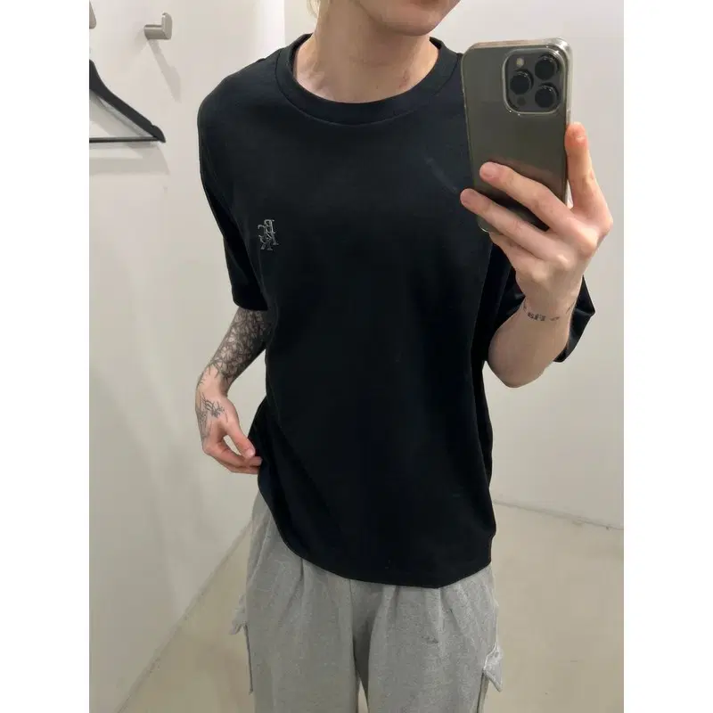 버커루 엠보로고 백 프린팅 반팔티 r4468
