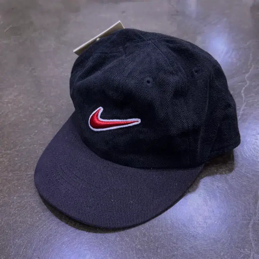 나이키 90's 올드스쿨 스우시 로고 자수 패널캡 블랙