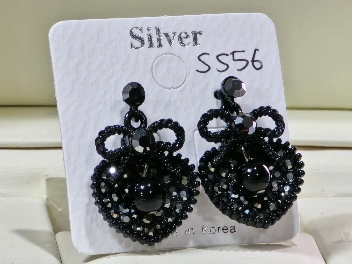 큐빅 S556 블랙 하트 귀걸이
