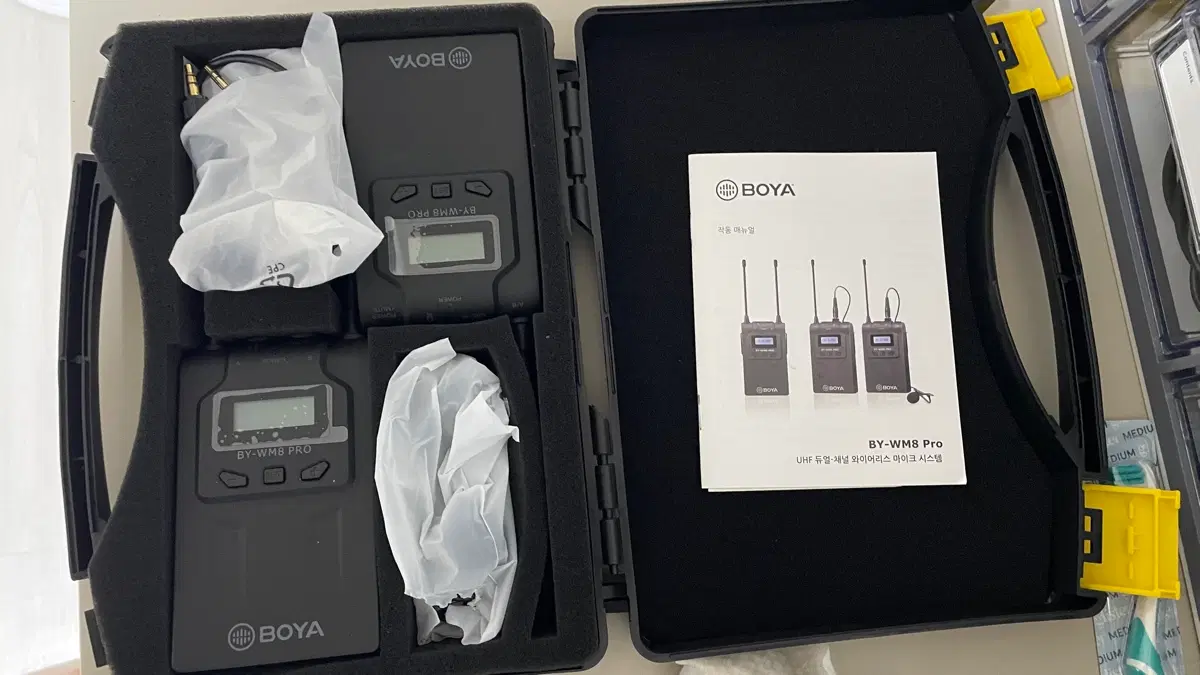 Boya BY-WM8Pro-K1 프로페셔널 48채널 UHF 무선 라발리에 마이크 시스템DLSR 미러리스 및 비디오 카메라용 듀얼 채널 수신기 포함 블랙