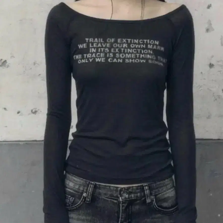 보헤미안서울 보헴서 프린티드 롱슬리브 티 차콜
