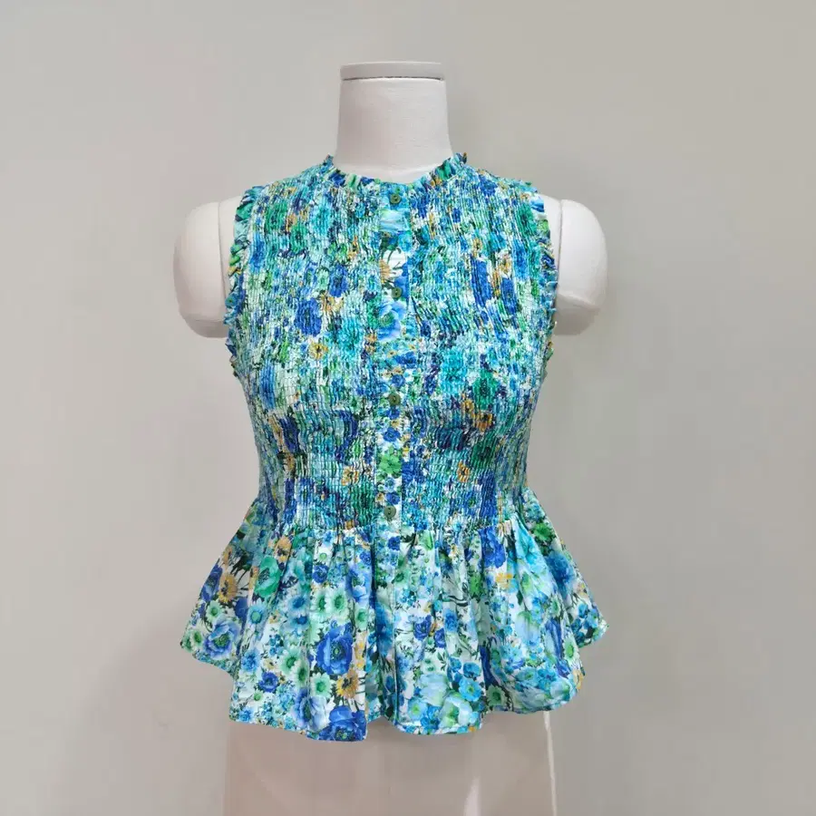ZARA 블루 플로럴 스모킹 페플럼 슬리브리스 탑
