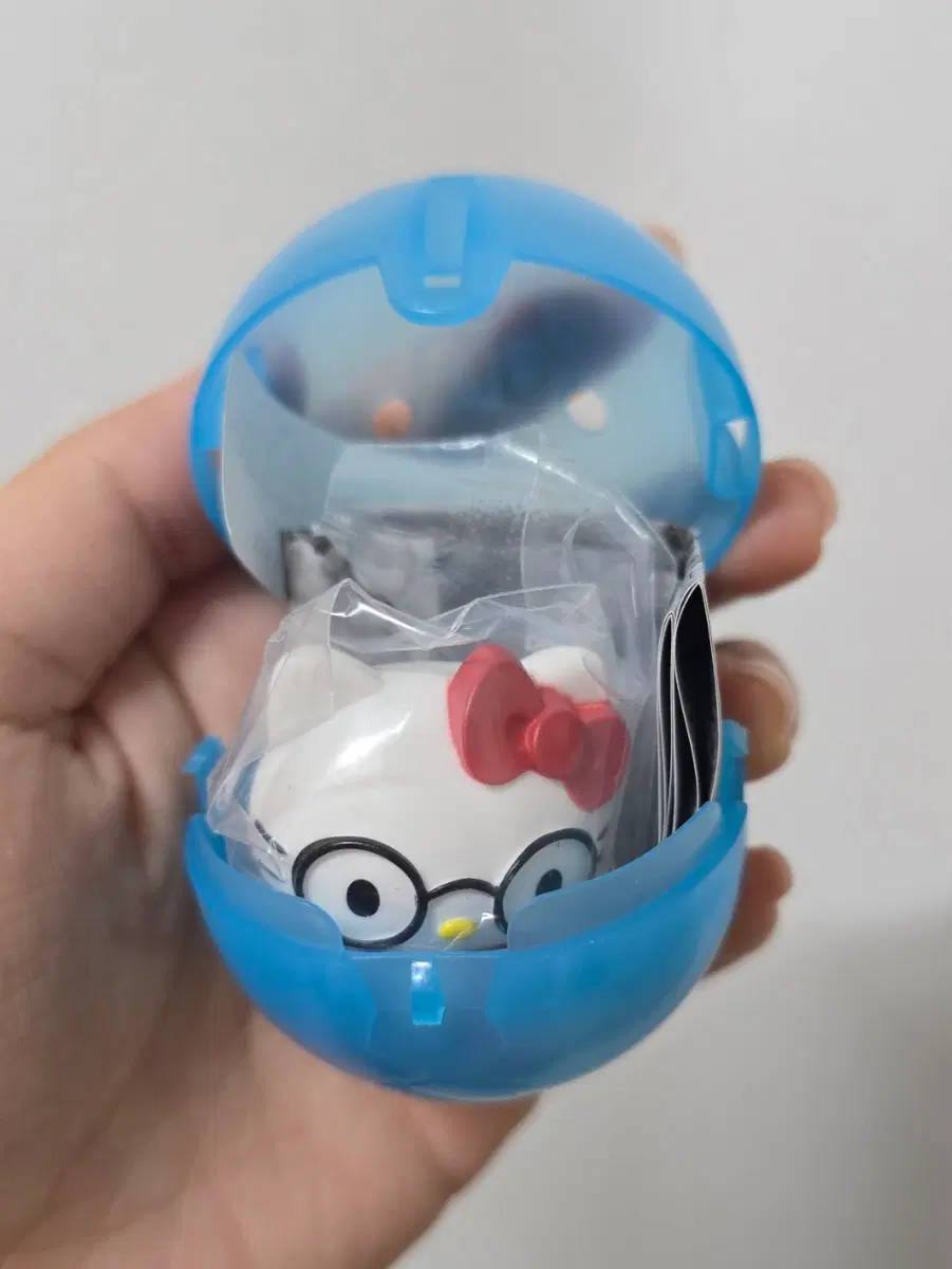 산리오 안경을 써요 가챠 헬로키티