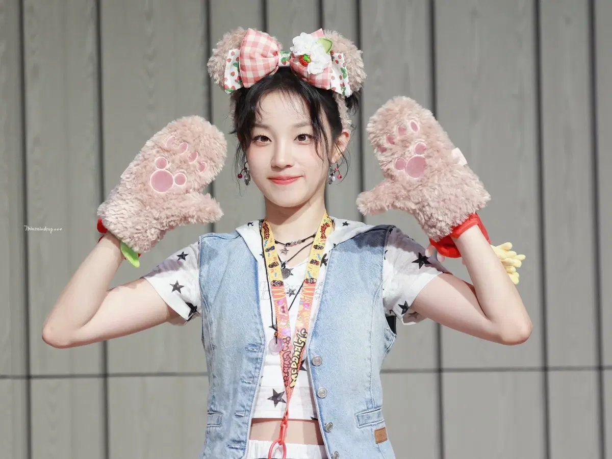 240805 우기 미공개 친필 싸인폴라로이드 판매합니다 ! 포즈 O 싸폴