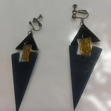 지오메트릭 삼각형 모티브 귀찌 (미사용 새상품)
