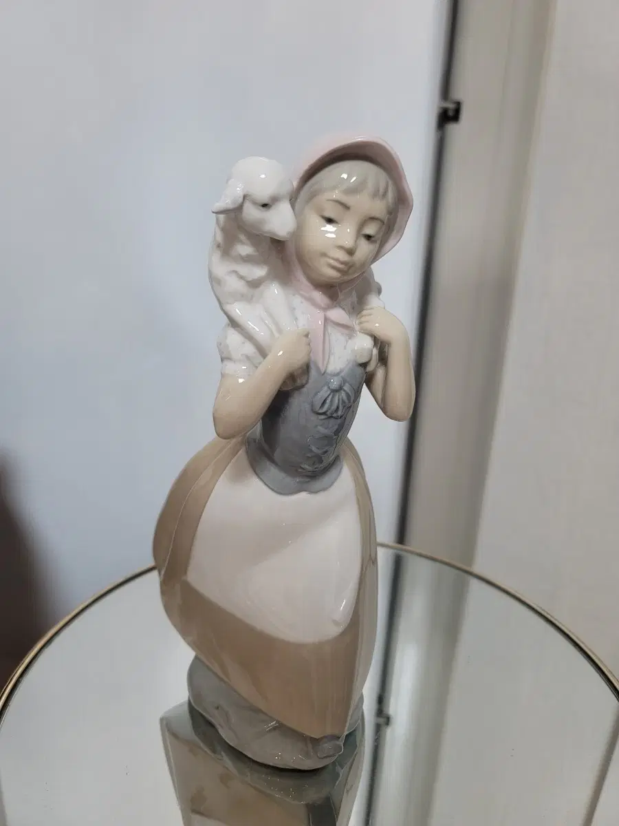 ㅑ드로 나오 인형 양 과 소녀